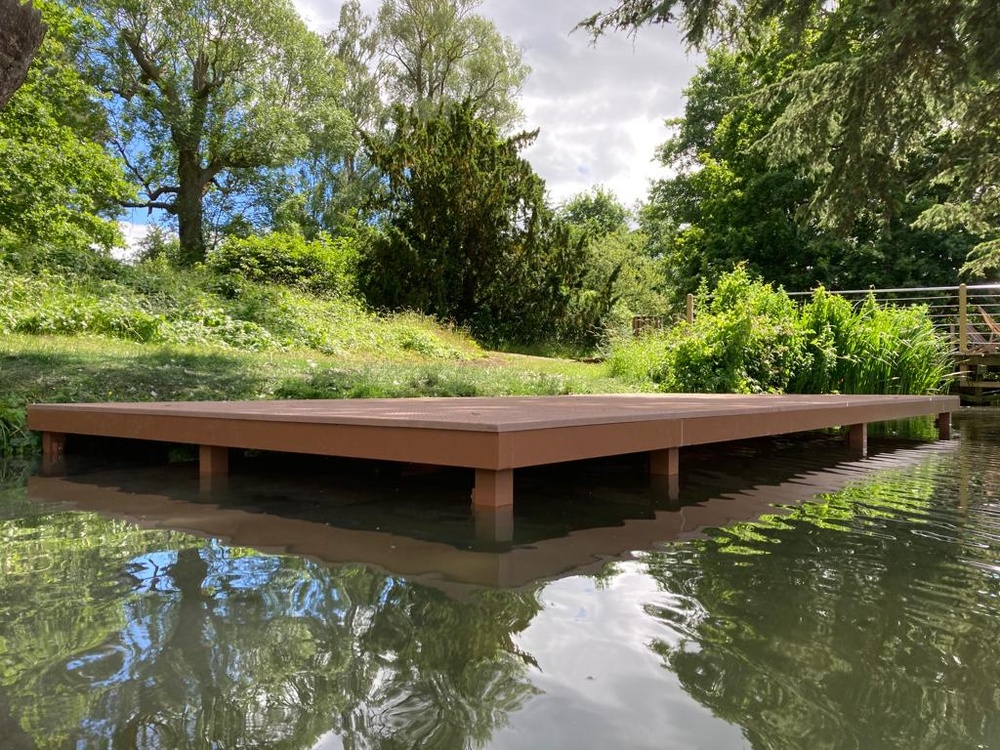 Temporary jetty for boat trips
